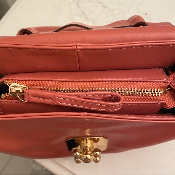 EASTSIDE VEGAN LEATHER CROSSBODY BAG IN ROSE COLOUR WITH HANDLE AND STRAP - Picture 6 of 16